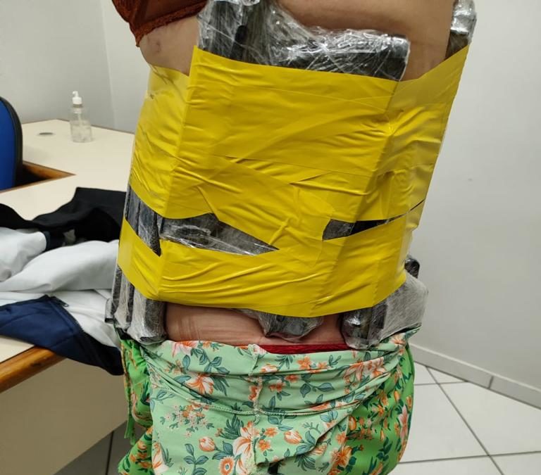 Uma viajante brasileira levava sob suas vestes o armamento