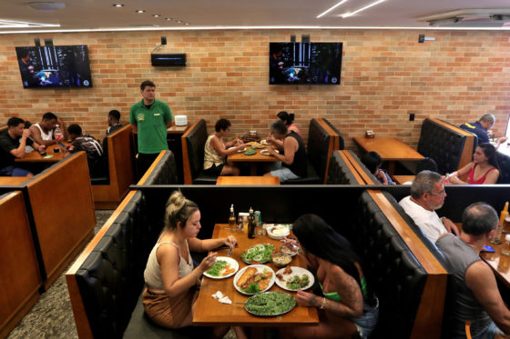 Bares e restaurantes têm evitado aumentar os preço temendo afastar os clientes